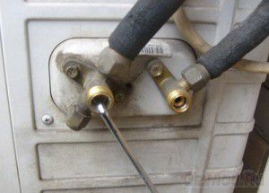 robinets de liquide et de gaz, respectivement, à droite et à gauche