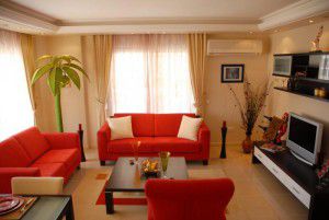 climatiseur dans l'ouverture entre le mur et la fenêtre