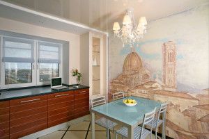 la même boîte est cachée derrière une élégante bibliothèque