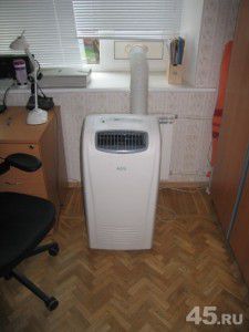 sortie de tuyau à travers une fenêtre avec un linteau et un insert en panneau sandwich