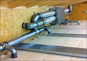 dans une maison privée, l'équipement de ventilation est généralement situé dans le grenier