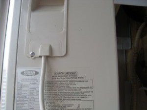 câble d'interconnexion fixé à l'unité extérieure