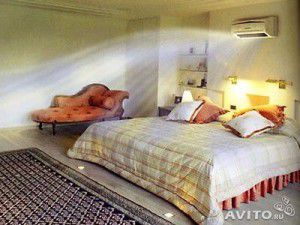 unité intérieure dans la chambre au dessus du lit