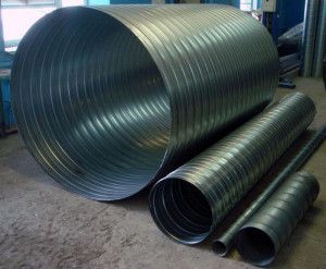 un adulte peut facilement s'insérer dans un conduit d'air industriel