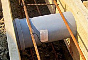 fixation de tuyaux en plastique dans le coffrage de fondation