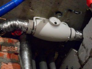 Ventilateur monté dans un tuyau d'échappement ondulé