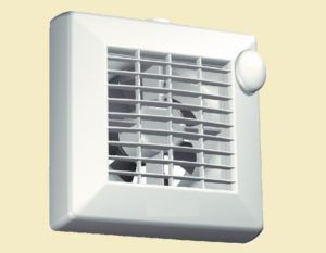 Le ventilateur est caché derrière les barreaux