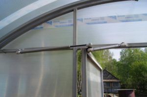 Système de ventilation installé sur la porte