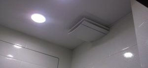 La hotte est installée le plus haut possible